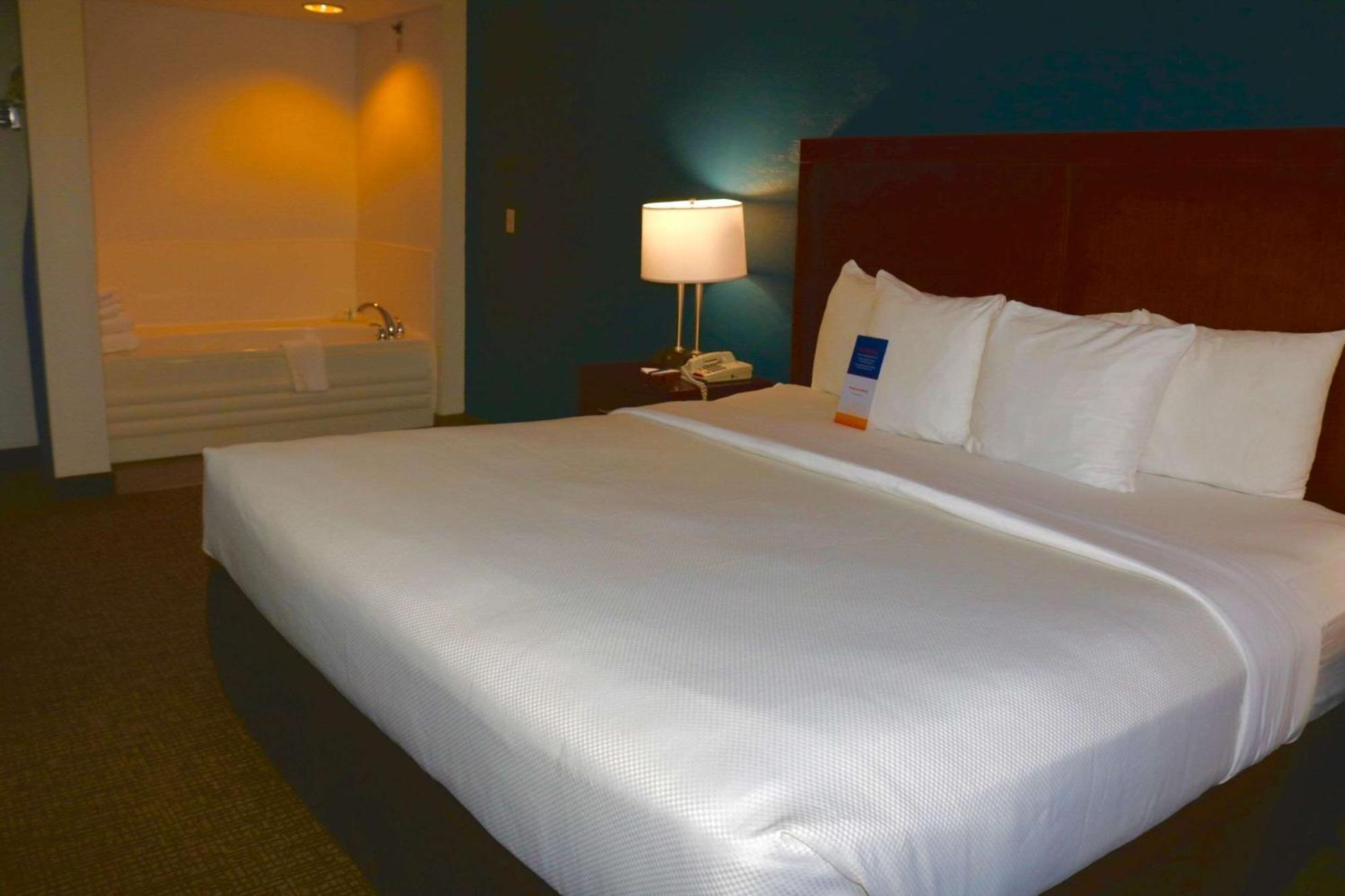 נורוויץ' Comfort Suites Near Casinos מראה חיצוני תמונה