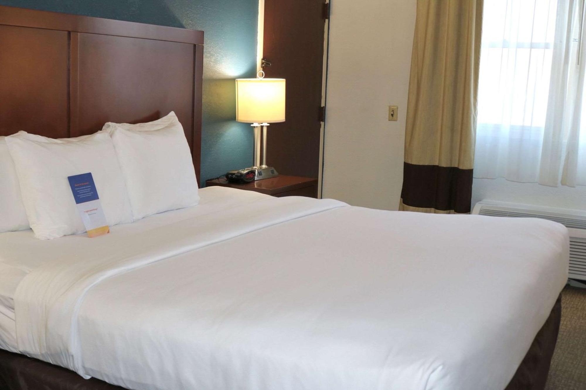 נורוויץ' Comfort Suites Near Casinos מראה חיצוני תמונה