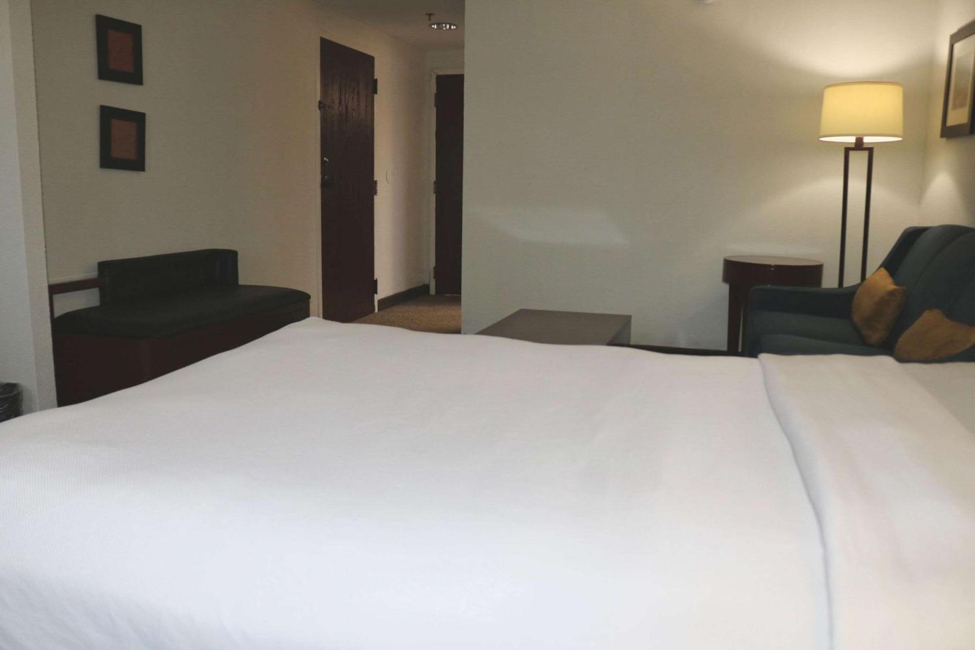 נורוויץ' Comfort Suites Near Casinos מראה חיצוני תמונה