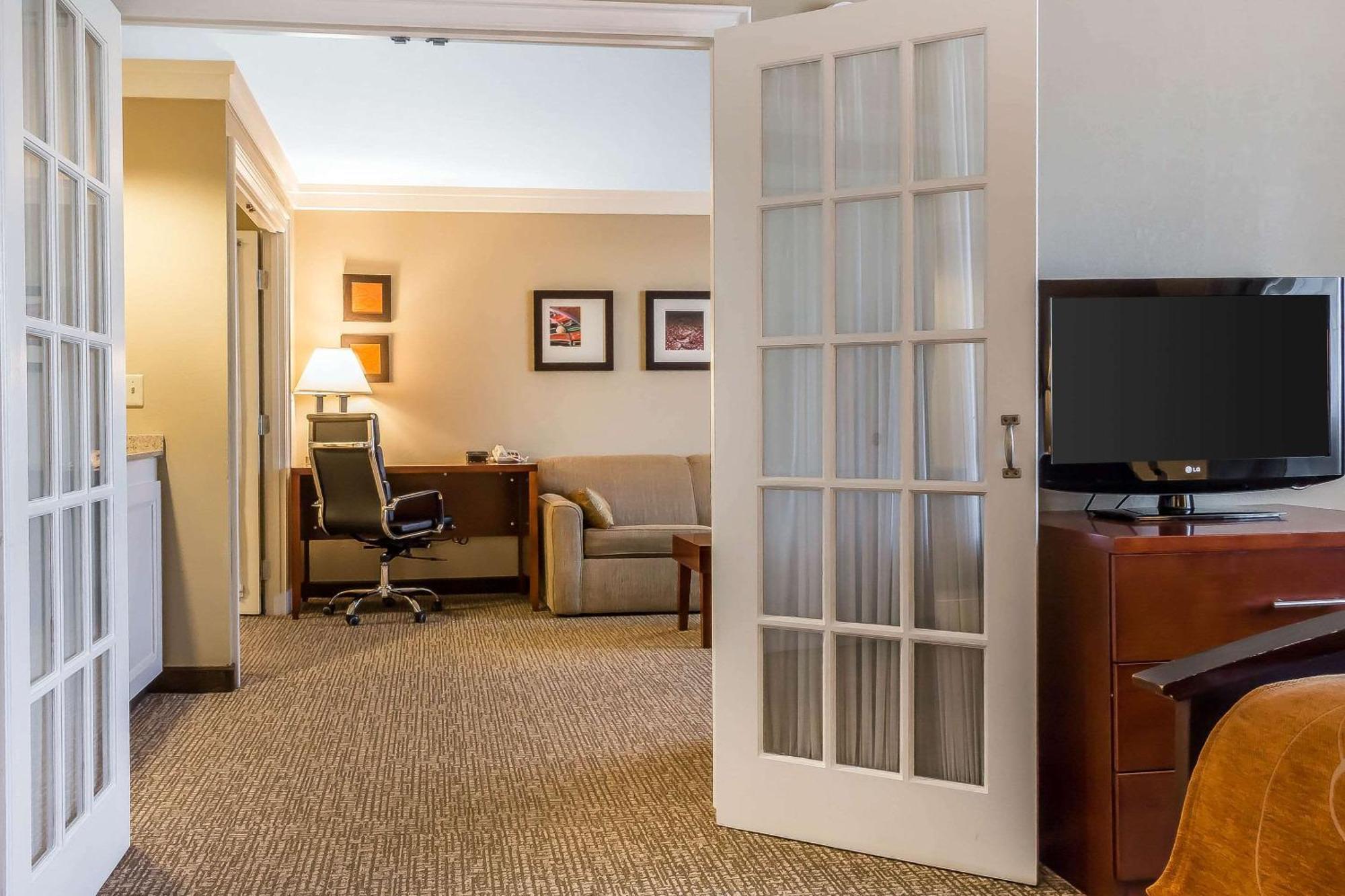 נורוויץ' Comfort Suites Near Casinos מראה חיצוני תמונה